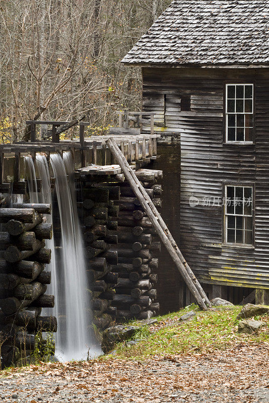 Grist Mill Aquaduct Waterfall at Great Smokey Mtns。国家公园
